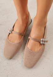 Ciemnobeżowe Balerinki z Imitacji Zamszu z Paskiem z Biżuteryjną Klamerką Elintora. Brązowe baleriny Born2be, bez wzorów, z jeansu, bez obcasa. Za 69.99 zł.