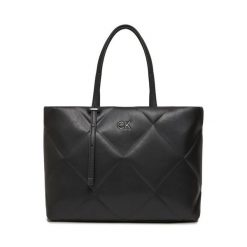 Torebka Calvin Klein. Czarne torebki klasyczne Calvin Klein, bez wzorów, bez dodatków. Za 759.99 zł.