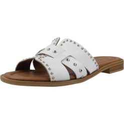 Sandały CARMELA 163060C Biały. Białe sandały Carmela, bez wzorów, ze skóry, sportowe, bez obcasa, bez zapięcia. Za 281.99 zł.