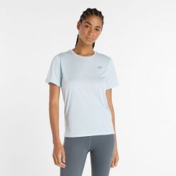 Koszulka damska New Balance WT41222FRL – niebieska. Niebieskie bluzki New Balance, m, bez wzorów, z materiału, eleganckie, bez kołnierzyka, bez ramiączek. Za 149.99 zł.