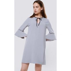 Szara Sukienka Specified. Szare sukienki Born2be, l, bez wzorów, z tkaniny, bez kołnierzyka, bez ramiączek, mini. Za 49.99 zł.