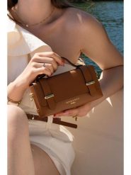 Victor & Hugo Paris Skórzana torebka "Boho" w kolorze karmelowym - 19 x 10 x 5 cm rozmiar: onesize. Brązowe torby na ramię Victor & Hugo Paris, bez wzorów, z materiału, przez ramię, bez dodatków. Za 208.99 zł.