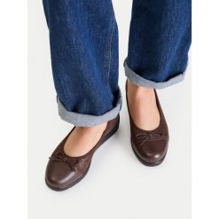 Półbuty Go Soft. Brązowe czółenka GO SOFT, bez wzorów, bez obcasa, na koturnie, bez zapięcia. Za 179.99 zł.