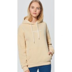 Bluza z napisem - Beżowy. Brązowe bluzy Cropp, l, bez wzorów, bez kaptura. Za 79.99 zł.