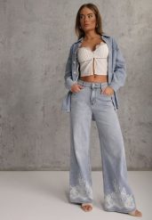 Niebieskie Jeansy Szerokie w Stylu Boho z Ozdobnym Nadrukiem na Nogawkach Endippe. Niebieskie jeansy Renee, l, z aplikacjami. Za 119.99 zł.