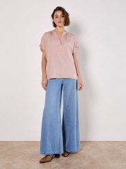 Apricot Bluzka w kolorze jasnoróżowym rozmiar: L. Różowe bluzki Apricot, l, bez wzorów, z lyocellu, bez kołnierzyka, bez ramiączek. Za 69.99 zł.