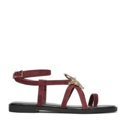 Sandały DeeZee. Czerwone sandały DeeZee, bez wzorów, bez obcasa, na płaskiej podeszwie, bez zapięcia. Za 99.99 zł.