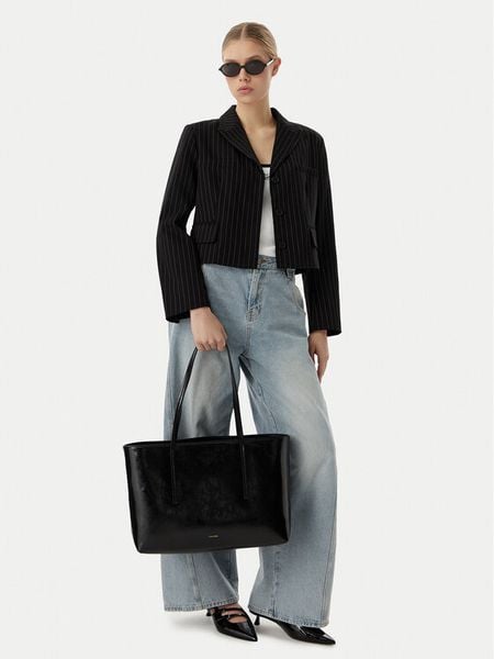 Calvin Klein Torebka Foil Logo Glossy LV04F3537G Czarny. Czarne shopper Calvin Klein, bez wzorów, ze skóry, bez dodatków. Za 474.99 zł.