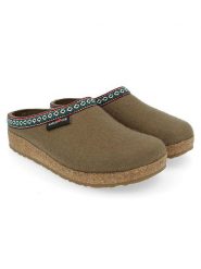 HAFLINGER Kapcie w kolorze khaki rozmiar: 42. Brązowe obuwie domowe HAFLINGER, bez wzorów, z materiału, bez zapięcia. Za 172.78 zł.