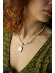 Pierres delicates Pozłacany naszyjnik z perłami i zawieszką - dł. 50 cm rozmiar: onesize. Zielone naszyjniki Pierres delicates, z cyrkonią, pozłacane. Za 108.99 zł.