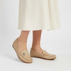 Mokasyny damskie Armodo, cholewka ze skóry naturalnej konstrukcja z dekoracyjną aplikacją miękka forma niska elastyczna podeszwa zapewniająca komfort. Brązowe mokasyny Armodo, z aplikacjami, ze skóry, bez obcasa. Za 379.00 zł.