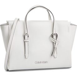Torebka CALVIN KLEIN - Avant Small Tote K60K605007 107. Białe torebki klasyczne Calvin Klein, bez wzorów, ze skóry ekologicznej, bez dodatków. W wyprzedaży za 399.00 zł.