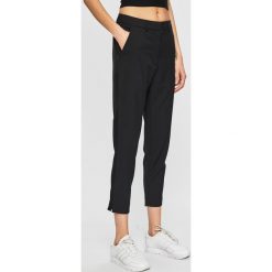 Calvin Klein Jeans - Spodnie. Czarne spodnie materiałowe Calvin Klein Jeans, na co dzień, bez wzorów, z elastanu. W wyprzedaży za 319.90 zł.
