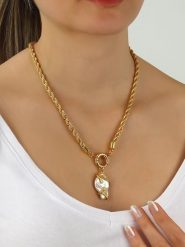 L'Atelier de Gaia Pozłacany naszyjnik z zawieszką - dł. 45 cm rozmiar: onesize. Białe naszyjniki L'Atelier de Gaia, z perłą, pozłacane. Za 82.83 zł.