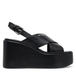 Sandały KARL LAGERFELD. Czarne sandały KARL LAGERFELD, bez wzorów, bez obcasa, na koturnie, bez zapięcia. Za 679.99 zł.