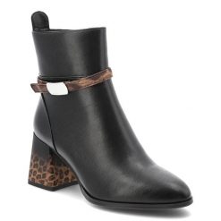 Czarne Botki Artiker Eleganckie Obuwie Damskie Na Obcasie. Czarne botki Artiker, bez wzorów, bez obcasa, na obcasie, bez zapięcia. Za 297.99 zł.
