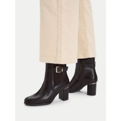 Botki JENNY. Brązowe botki Jenny, bez wzorów, bez obcasa, na słupku, bez zapięcia. Za 179.99 zł.