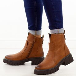 Camelowe botki damskie M.Daszyński 2502-6. Brązowe botki M.Daszyński, na jesień, bez wzorów, z jeansu, z okrągłym noskiem, bez obcasa, na platformie, bez zapięcia. Za 199.00 zł.