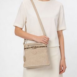 Torebka damska Rieker, z tekstylnego materiału o plecionej strukturze z regulowanym paskiem na ramię praktyczną kieszenią z przodu i lekką wygodną fo. Brązowe listonoszki Rieker, bez wzorów, ze skóry, eleganckie, na ramię, bez dodatków. Za 239.00 zł.