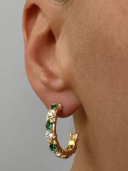 Les Petites Précieuses Pozłacane kolczyki-półkreole z cyrkoniami rozmiar: onesize. Zielone kolczyki Les Petites Précieuses, z cyrkonią, pozłacane. Za 249.17 zł.