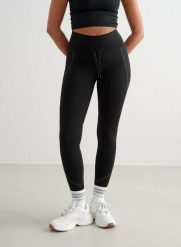 Damskie legginsy, wysoki stan, odprowadzające pot, odblaskowe, ocieplane czarne. Czarne legginsy AIM'N, s, bez wzorów, z elastanu, z podwyższonym stanem, długie. Za 247.65 zł.