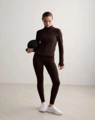 Damskie legginsy wysoki stan, odprowadzające pot, squat proof Sense Tall brązowe. Brązowe legginsy AIM'N, s, bez wzorów, z elastanu, z podwyższonym stanem, długie. Za 301.00 zł.