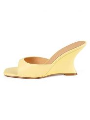 Loft37 Skórzane klapki w kolorze żółtym rozmiar: 37. Żółte klapki loft37, bez wzorów, z otwartym noskiem, bez obcasa, na koturnie. Za 304.99 zł.