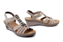 RIEKER V2451-62 beige, sandały damskie. Brązowe sandały Rieker, bez wzorów, bez obcasa, na koturnie, bez zapięcia. Za 299.90 zł.
