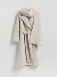 Płaszcz handmade z odpinanym szalem - kremowy. Białe płaszcze Reserved, l, bez wzorów, z tkaniny, bez kaptura. Za 599.99 zł.