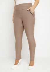 Beżowe Spodnie o Dopasowanym Kroju z Gumką w Talii Stellivae. Brązowe spodnie materiałowe Born2be, na co dzień, plus size, bez wzorów, z jeansu, plus size. W wyprzedaży za 55.24 zł.