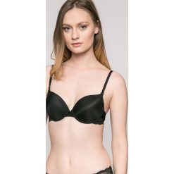 Triumph - Biustonosz Lovely Micro Whum. Czarne biustonosze Triumph, bez wzorów, z dzianiny. W wyprzedaży za 69.90 zł.