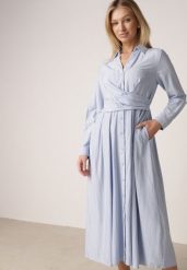 Niebieska Koszulowa Sukienka z Wiskozy z Ozdobnym Marszczeniem w Talii Batena. Niebieskie sukienki Born2be, do pracy, l, bez wzorów, z wiskozy, biznesowe, bez kołnierzyka, bez ramiączek, maxi, koszulowe. Za 149.99 zł.