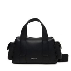 Torebka Calvin Klein. Czarne torebki klasyczne Calvin Klein, bez wzorów, bez dodatków. Za 489.99 zł.