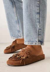 Brązowe Klapki VICES Typu Mule z Koralikami Frędzlami i Kokardą Dioleora. Brązowe klapki Born2be, z aplikacjami, bez obcasa, na płaskiej podeszwie. Za 119.99 zł.