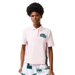 Koszulka damska Lacoste Holiday Regular Fit Organic Cotton Polo. Czerwone koszulki polo Lacoste, l, z aplikacjami, z bawełny, bez kołnierzyka, bez ramiączek. Za 387.00 zł.