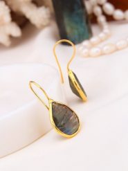 L'Atelier de Gaia Pozłacane kolczyki z labradorytem rozmiar: onesize. Zielone kolczyki L'Atelier de Gaia, z labradorytem, pozłacane, z zapięciem typu bigiel. Za 83.42 zł.