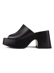 Loft37 Skórzane klapki w kolorze czarnym rozmiar: 39. Czarne klapki loft37, bez wzorów, z otwartym noskiem, bez obcasa, na obcasie. Za 347.99 zł.