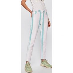 Tommy Jeans - Jeansy Izzy. Fioletowe jeansy Tommy Jeans, bez wzorów, z podwyższonym stanem. W wyprzedaży za 399.90 zł.