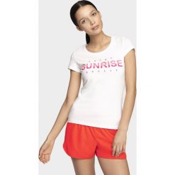 T-shirt damski TSD015 - biały. Białe t-shirty 4f, bez wzorów, bez kołnierzyka, bez ramiączek. W wyprzedaży za 34.99 zł.
