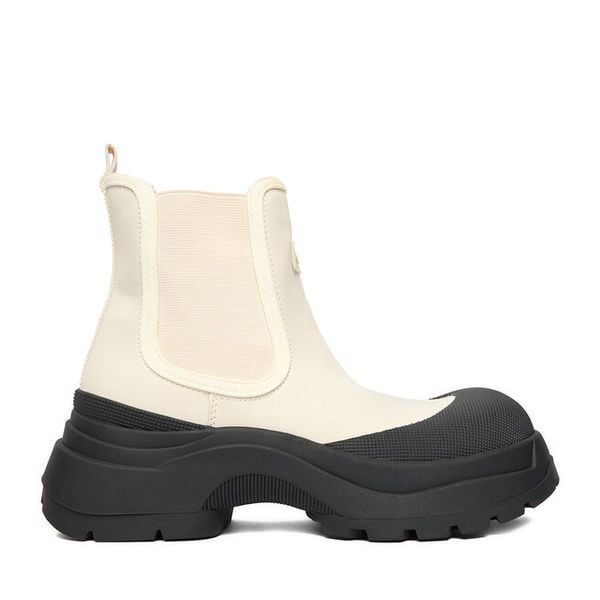 Sztyblety Hunter. Botki Hunter, bez wzorów, bez obcasa, na płaskiej podeszwie, bez zapięcia. Za 329.99 zł.