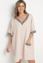 Różowa Bawełniana Sukienka o Pudełkowym Kroju z Dekoltem w Serek Amosa. Czerwone sukienki Born2be, na co dzień, na lato, plus size, z aplikacjami, z bawełny, eleganckie, bez kołnierzyka, plus size, bez ramiączek, mini. Za 54.99 zł.