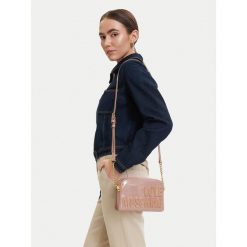 Torebka LOVE MOSCHINO. Czerwone listonoszki Love Moschino, bez wzorów, bez dodatków. Za 919.99 zł.