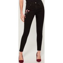 Jeansy skinny fit z kwiatowym haftem - Czarny. Jeansy Mohito. W wyprzedaży za 79.99 zł.