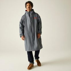 Wodoodporny szlafrok do przewijania dla dorosłych unisex. Niebieskie szlafroki Regatta, bez wzorów, bez ramiączek, bez kaptura. W wyprzedaży za 329.99 zł.