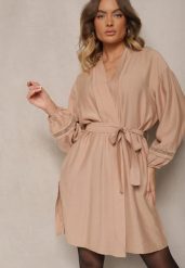 Beżowa Sukienka Kimono z Wiskozy z Kieszeniami Zdobiona Ażurowymi Wstawkami Salithia. Brązowe sukienki Renee, l, z aplikacjami, z wiskozy, eleganckie, bez kołnierzyka, bez ramiączek, mini. Za 94.99 zł.