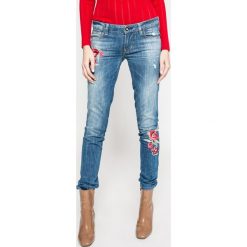Guess Jeans - Jeansy Starlet. Niebieskie jeansy Guess Jeans, z aplikacjami, z obniżonym stanem. W wyprzedaży za 479.90 zł.