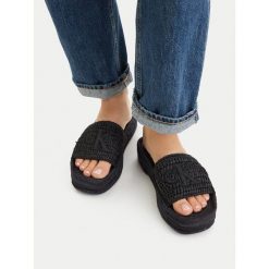 Klapki Calvin Klein. Czarne klapki Calvin Klein, bez wzorów, bez obcasa. Za 274.99 zł.