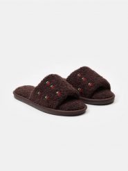 Pluszowe kapcie z motywem wiśni - brązowy. Brązowe obuwie domowe Sinsay, bez wzorów, bez zapięcia. Za 25.99 zł.