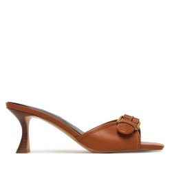 Klapki Guess. Brązowe klapki Guess, z aplikacjami, bez obcasa. Za 589.99 zł.
