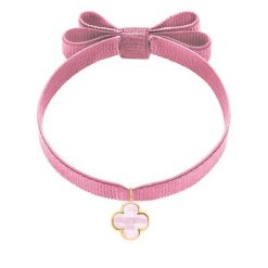 Bransoletka z pozłacaną koniczyną z mlecznoróżowym kryształem podwójnej wstążce w kolorze jasnoróżowym. Białe bransoletki Lilou, pozłacane. Za 128.00 zł.